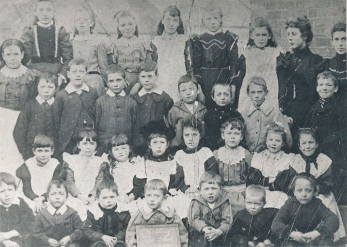 W0290a School Photo - 1900