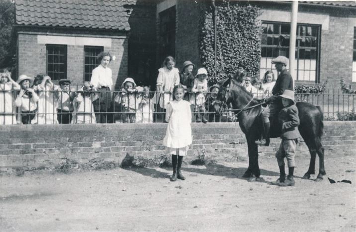 W0299a Village School c. 1914
