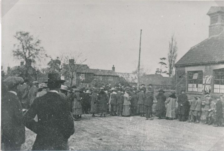W0309a Village School; war memorial unveiled (1921)