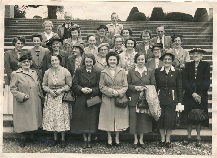 W0443a WI outing to Trentham Gardens 1954